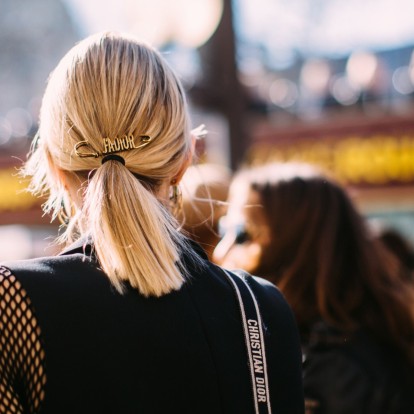 Θέλετε αέρα fashionista σε κάθε εμφάνισή σας; Τα χτενίσματα που μπορείτε να δοκιμάσετε μόνες σας για να το πετύχετε 