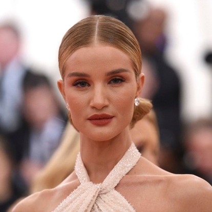 Όσα έχει μέσα στην τσάντα της η Rosie Huntington-Whiteley
