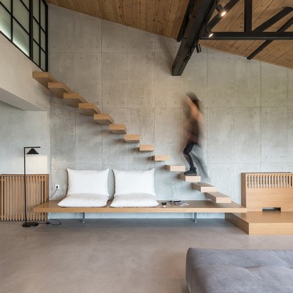 Mια σύγχρονη κατοικία στο Πανόραμα Θεσσαλονίκης που βασίζεται σε basic υλικά προσφέροντας ένα εντυπωσιακό αποτέλεσμα