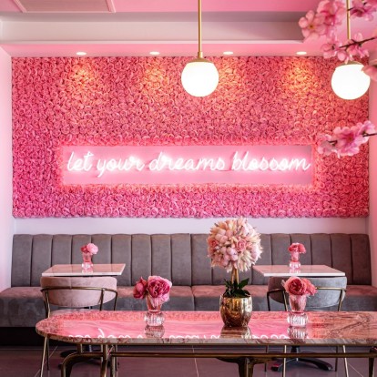 Sweet Escape: Απόβαση στο Pink Dot, ένα από τα ωραιότερα, νέα καφέ της πόλης που μοιάζει σαν να βγήκε από παραμύθι 