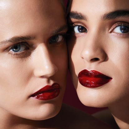 Τα κόκκινα lip glosses που θα κάνουν τα χείλη σας τόσο φλογερά και ζουμερά που δε θα το πιστεύετε