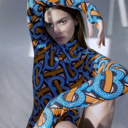 Kendal Jenner: Φωτογραφήθηκε μόνη της για λογαριασμό της νέας καμπάνιας του οίκου Burberry 