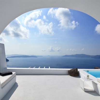 Στο μέτωπο της καλντέρας η υπόσκαφη Villa Charissa «ανοίγεται» με μαεστρία στο Αιγαίο