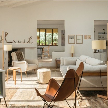 Περιηγηθείτε στην καλοκαιρινή κατοικία της Ισπανίδας designer Nani Marquina στη Βαρκελώνη