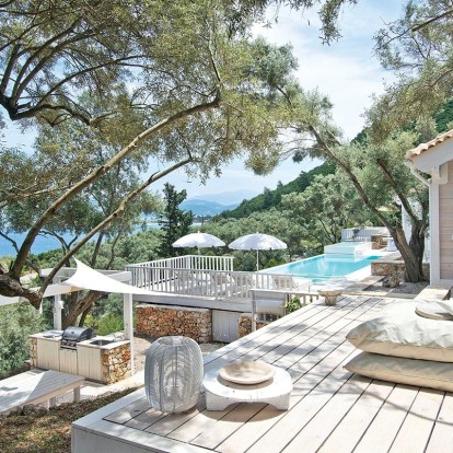 Μια εντυπωσιακή ξύλινη βίλα στη Λευκάδα ακολουθεί την οικολογική συνείδηση προσφέροντας μια αληθινή  εμπειρία ζωής κοντά στη φύση