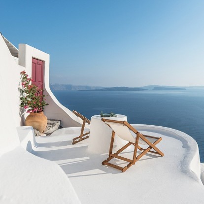 Living in Greece: H Λασκαρίνα Διδώνη μας ξεναγεί σε μια μαγευτική κατοικία στην απόκοσμη Σαντορίνη που υπηρετεί την ελληνική φιλοξενία 