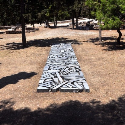 Το Athens Slate Line του Richard Long είναι ένας ξεχωριστός περίπατος στην Ακρόπολη