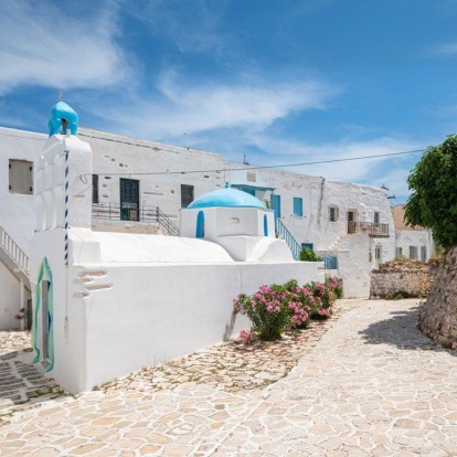 To «Κάστρo» στην Αντίπαρο αποτελεί τον απόλυτο design προορισμό όπου η παράδοση συναντάει τη σύγχρονη αρχιτεκτονική 