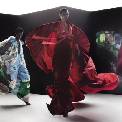 Maison Valentino: O διάσημος καλλιτέχνης Nick Knight σε συνεργασία με τον creative director Pierpaolo Piccioli παρουσίασαν μια πρώτη γεύση από τη νέα haute couture συλλογή του οίκου