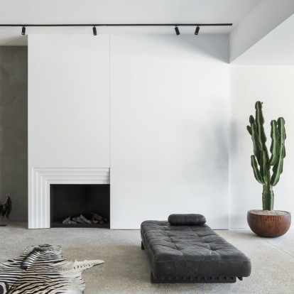 Μια μίνιμαλ κατοικία στην Αμβέρσα με bohemian αισθητική & ζωηρές αποχρώσεις