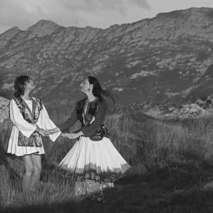 Η καταξιωμένη φωτογράφος Μάρα Δεσύπρη μας ξεναγεί στη δική της Τήνο και μας αποκαλύπτει τα απόκρυφα του τόπου της 