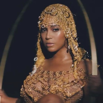 Στο ολοκαίνουριο videoclip της, η Beyoncé επέλεξε να εμφανιστεί με δημιουργία Vrettos Vrettakos και συγκλόνισε 