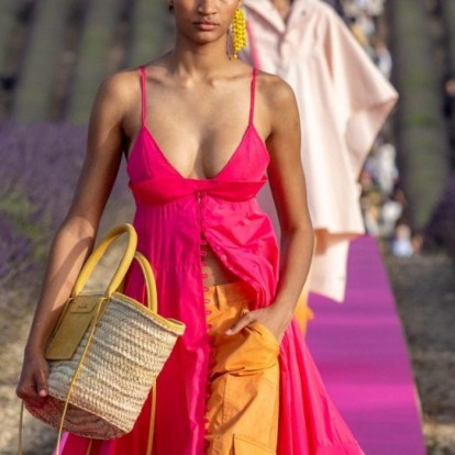 Raffia bag: Γνωρίστε τους πιο stylish τρόπους για να φορέσετε τον «βασιλιά» των summer accessories  