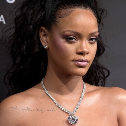 H Rihanna χωρίς ίχνος μακιγιάζ μας δείχνει την βραδινή ρουτίνα περιποίησής της 