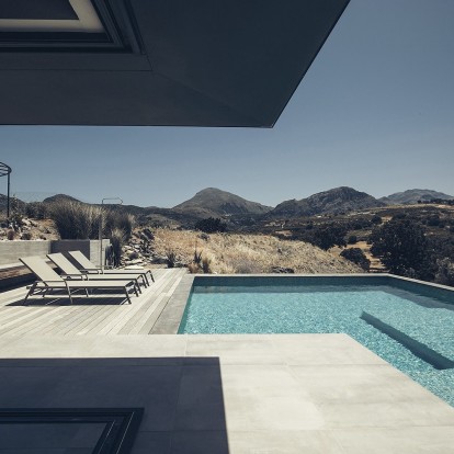 Great Interiors: Μια απίστευτη κατοικία στην Κρήτη σε γήινες αποχρώσεις που θα σας ενθουσιάσει