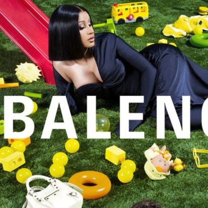 Η Cardi B αποτελεί πλέον το νέο πρόσωπο του οίκου Balenciaga και η φωτογραφία της δεσπόζει έξω από το Λούβρο