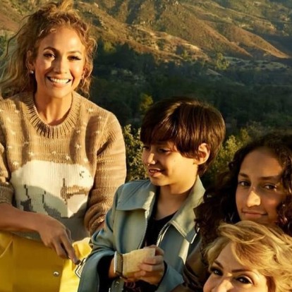 H Jennifer Lopez μας γνωρίζει τη μητέρα & τα παιδιά της μέσα από ένα διαφορετικό βίντεο που εξυψώνει την οικογενειακή ευτυχία 