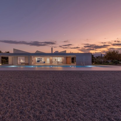 Το μοντερνιστικό beach house Neratza στην Πελοπόννησο είναι ό,τι πιο όμορφο θα δείτε σήμερα