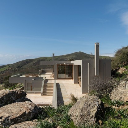 Μια πέτρινη κατοικία στη Νότια Κρήτη με θέα στο πανέμορφο μεσογειακό τοπίο