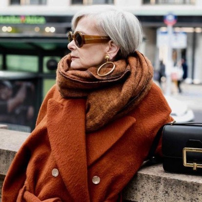 Οι over 50 fashionistas παρουσιάζουν stylish τρόπους για να φορέσετε το τζιν σας σε όλες τις ηλικίες 