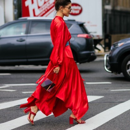 Period red: Όλοι οι stylish τρόποι για να φορέσετε τη νέα απόχρωση της Pantone  