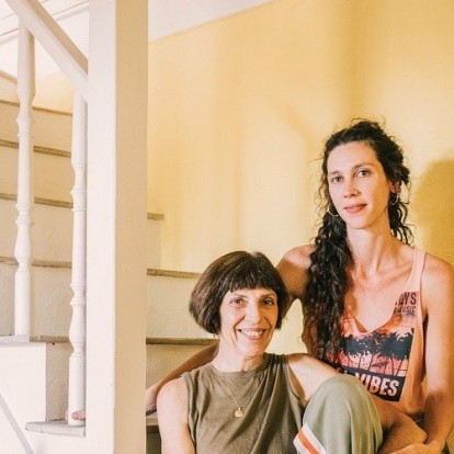 Η Ράνια Σταματάκη και ο Πολ Φιν ζουν το δικό τους, σύγχρονο παραμύθι σε μια υπέροχη γωνιά της Άνω Πόλης, στη Θεσσαλονίκη