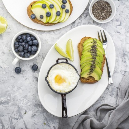 3 συνταγές με το αγαπημένο σας avocado που θα «σώσουν» τη διάθεσή σας κατά τη διάρκεια του lockdown 