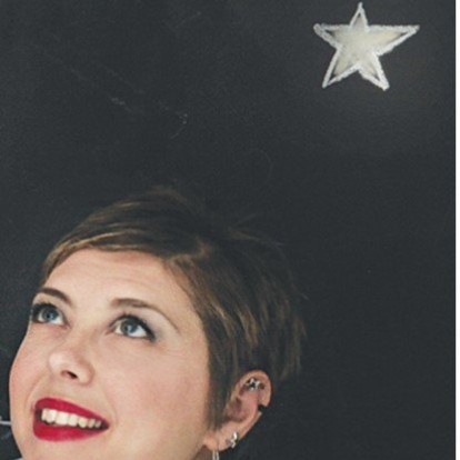 Γνωρίστε τη Στεφανία Βελδεμίρη, την δραστήρια εικαστικό που δημιουργεί τα καλύτερα custom-made δώρα για εκείνους που θέλουν να ξεχωρίζουν 