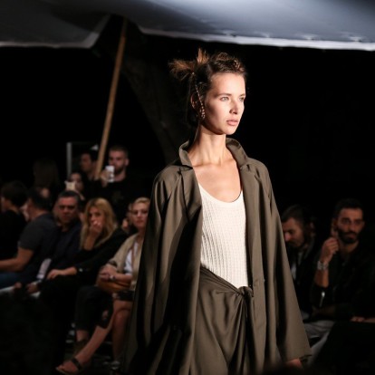 Μία πολεμική ιστορία ύφους και στιλ στο show της Ορσαλίας Παρθένη