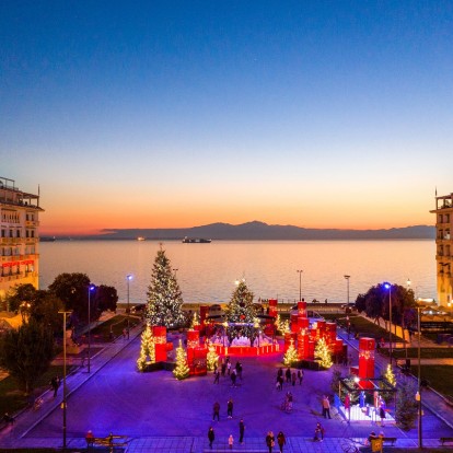 Christmas After All: H Θεσσαλονίκη φόρεσε τα γιορτινά της, εκπέμποντας δυνατή λάμψη & ελπίδα σε κάθε γωνιά της