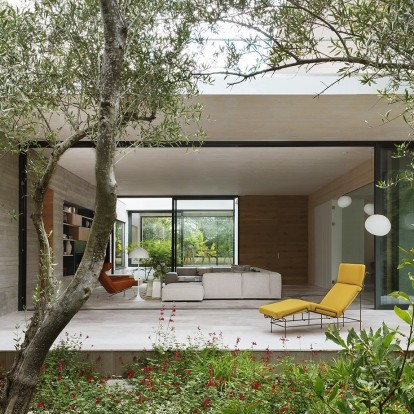 Μια εξαιρετική κατοικία στη Μαδρίτη συνδυάζει υπέροχα το κομψό design με τη φύση 