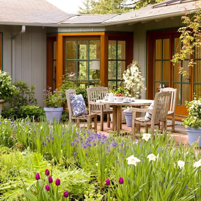 Πώς να μετατρέψετε το μπαλκόνι σας σε μικρό κήπο, σύμφωνα μ’ έναν garden expert 