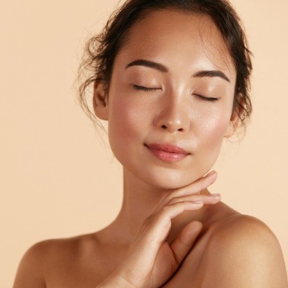 Beauty products και καφεΐνη: Εξηγούμε γιατί ωφελούν όταν συνδυάζονται 
