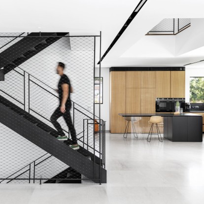 Δύο εντυπωσιακά σπίτια σε ένα, τα οποία είναι σχεδιασμένα με αριστοτεχνικό τρόπο 