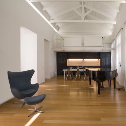 Μια εντυπωσιακή κατοικία στην Πλάκα της Αθήνας αναβιώνει με σύγχρονη αισθητική