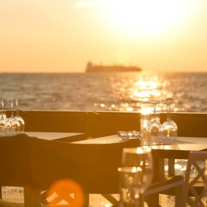 24h by the sea: Tα café-bar-restaurants της Θεσσαλονίκης δίπλα στο κύμα που υπόσχονται μοναδικές στιγμές
