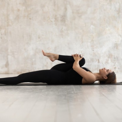 Νιώθετε πιασμένες; 10 stretching ασκήσεις με διάρκεια 10' που θα σας ανακουφίσουν 