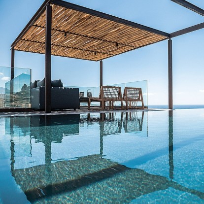 Mια εξοχική κατοικία στα Χανιά της Κρήτης, χρησιμοποιεί με μαεστρία τα υλικά της γης