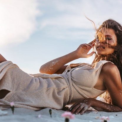 Golden Beauty: Αυτά είναι τα beauty products που θα σας χαρίσουν βαθύ και μακροχρόνιο μαύρισμα