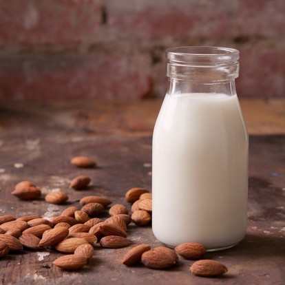 Φτιάξτε μόνες σας στο σπίτι γάλα αμυγδάλου