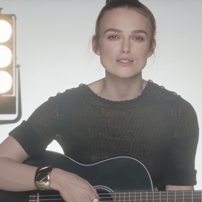 H Keira Knightley τραγουδάει για τη Chanel 