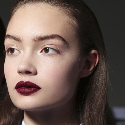 Σκούρα κραγιόν: Πώς να τα υιοθετήσετε στο καθημερινό σας μακιγιάζ 