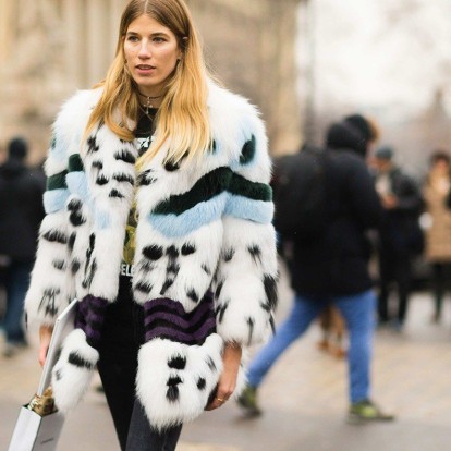 Fur affair: Η γούνα είναι το hot πανωφόρι του φετινού χειμώνα