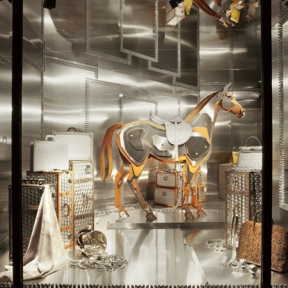 Ο ονειρικός κόσμος με τις βιτρίνες της Leila Menchari γίνεται έκθεση από τον oίκο Hermès 