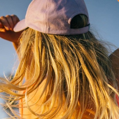 Έχετε μαλλιά αφυδατωμένα από τη θάλασσα; Αυτά τα σαμπουάν είναι game changers 