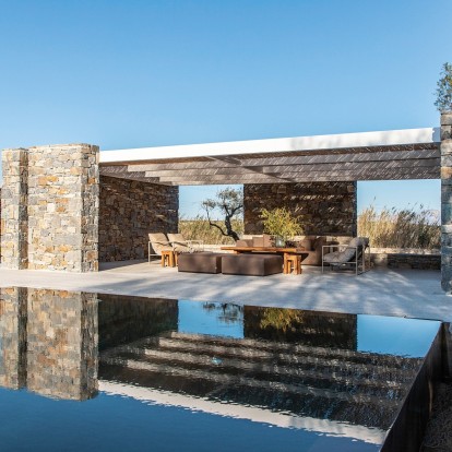 Περιηγηθείτε σε μια κατοικία στην Πάρο που γίνεται το απόλυτο summer dream σε απόσταση «αναπνοής» από τη θάλασσα