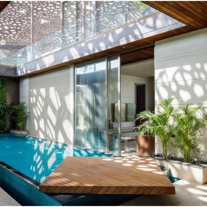 Μια stylish sustainable κατοικία μετατρέπεται στο απόλυτο καλοκαιρινό περιβάλλον