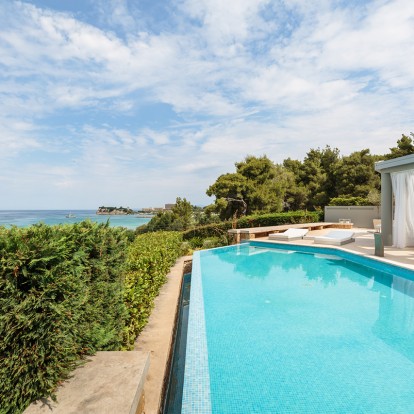 Μια αριστοτεχνικά δομημένη κατοικία που βρίσκεται μια «ανάσα» από τη θάλασσα με μαγευτική θέα στον λόφο της Σάνης