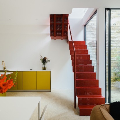 To easy-going design του Λονδίνου αποτυπώνεται σε μια σύγχρονη κατοικία  