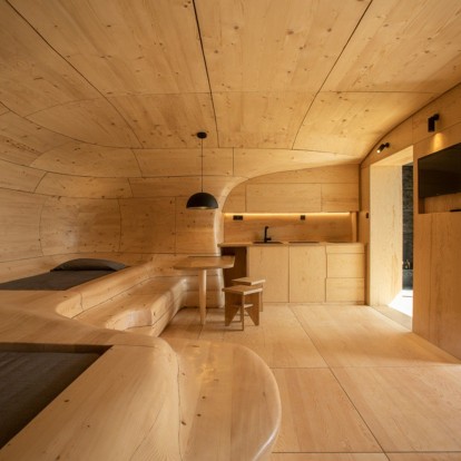 Μια εντυπωσιακή σουίτα που θυμίζει σπηλιά σε ένα mountain resort στη Νότια Ελλάδα 